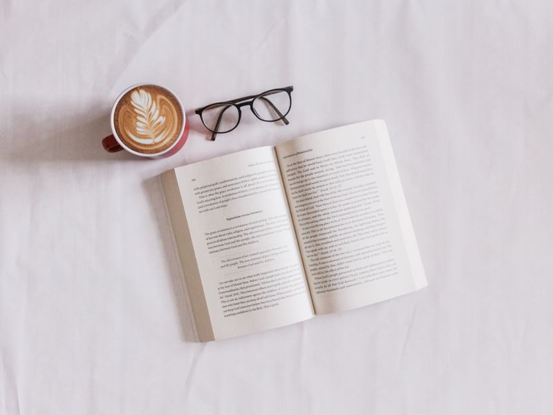 Un livre, une tasse de café et une paire de lunettes